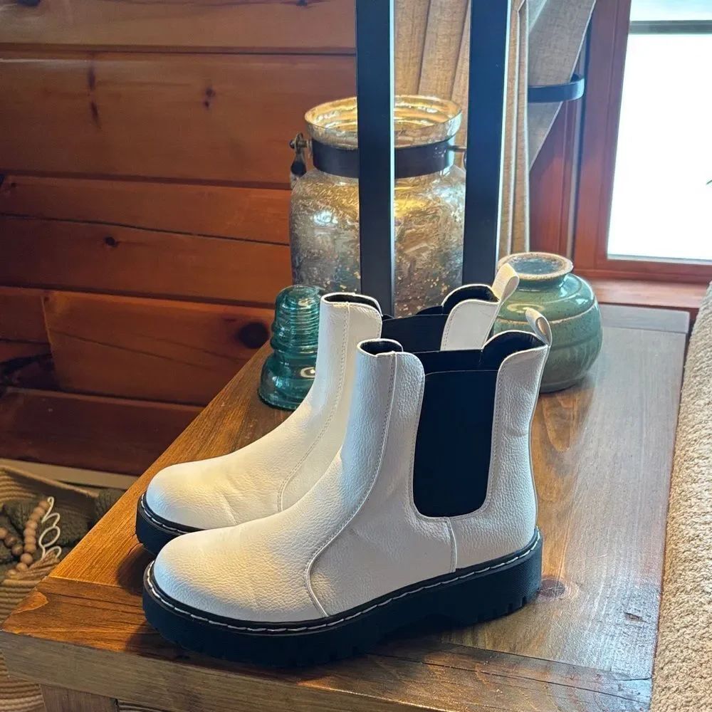 Sincerely Jules White Boots with Black Soles